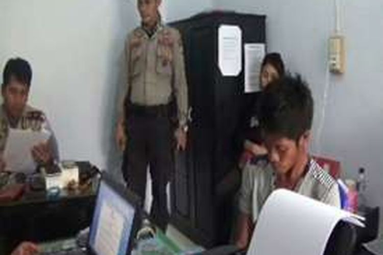 Takdir alias Adi pelaku perampoka di kutai Kalimantan timur ditangkap petugas di pelabuhan peri Mamuju Sulawesi barat, Minggu (7/2)