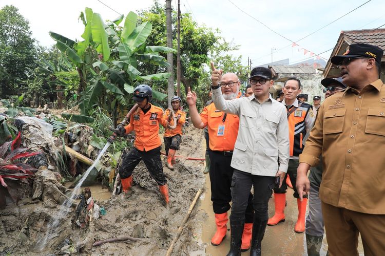 Wakil Menteri Dalam Negeri (Wamendagri) Bima Arya Sugiarto saat meninjau lokasi banjir di Desa Bojongkulur, Kecamatan Gunung Putri, Kabupaten Bogor, Jawa Barat, Selasa (11/3/2025).