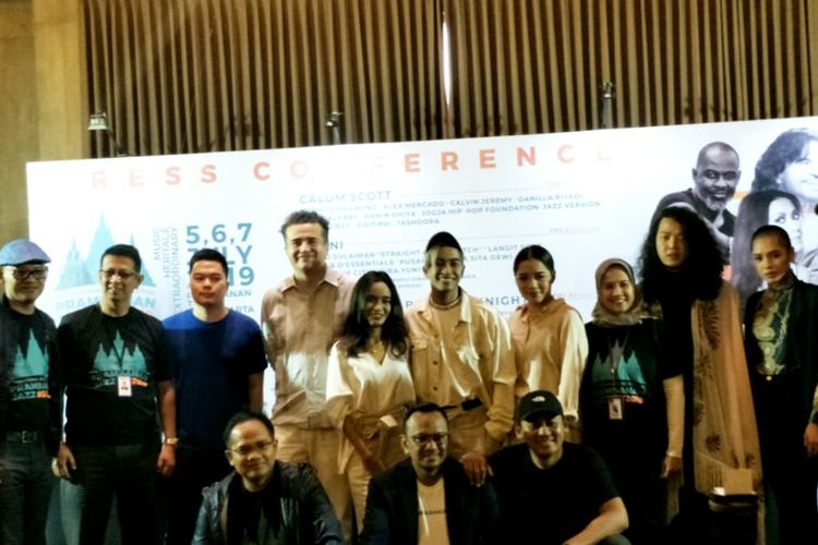 Pihak penyelenggara bersama GAC, Sisitipsi, Tashoora dan Echa Soemantri Dalam jumpa pers Prambanan Jazz 2019 di Hotel Tentrem, Yogyakarta, Kamis (4/7/2019).