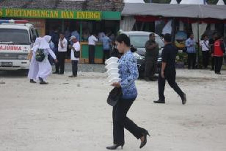 Peringati HUT ke 16, Pemkab Nunukan menggelar makan gratis. Sebanyak hampir 22 000 kupon dan 120 pedagang asongan terliba dalam acara tersebut.