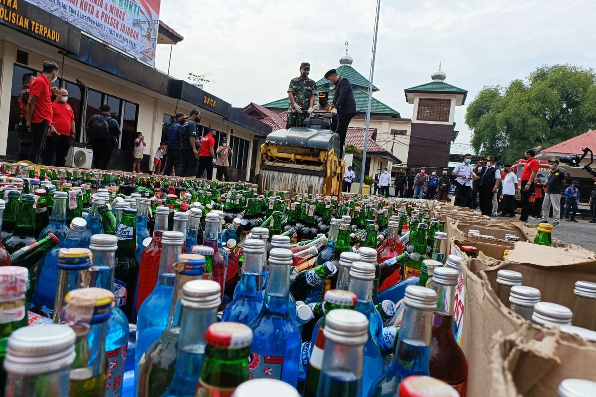 Kegiatan pemusnahan botol miras yang dilakukan di halamanPolres Metro Bekasi Kota, Jalan Pramuka, Marga Jaya, Kecamatan Bekasi Selatan, Kota Bekasi, Jumat (1/4/2022). Diketahui, selain miras, sebanyak total 30 kilogram ganja kering juga turut dimusnahkan dengan cara dibakar menggunakan tong terbuka. (KOMPAS.com/Joy Andre T). 