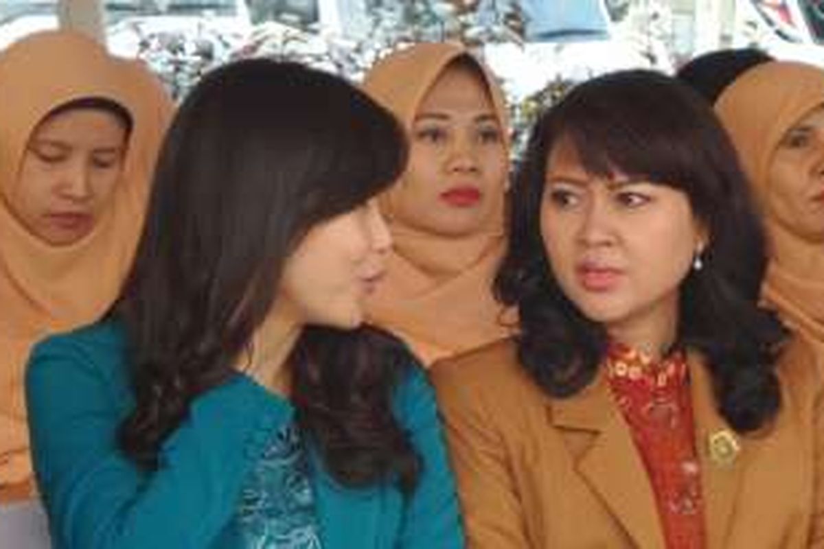 Istri Gubernur DKI, Veronica Tan, dan istri Wakil Gubernur DKI, Happy Farida, sedang berbincang-bincang. Foto diambil pada Jumat (20/5/2016). 