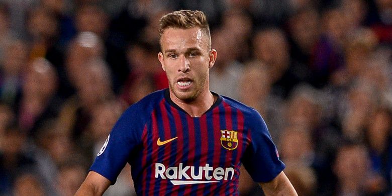 Gelandang FC Barcelona, Arthur, beraksi dalam laga Grup B Liga Champions melawan Inter Milan di Stadion Camp Nou, Barcelona, Spanyol pada 24 Oktober 2018.
