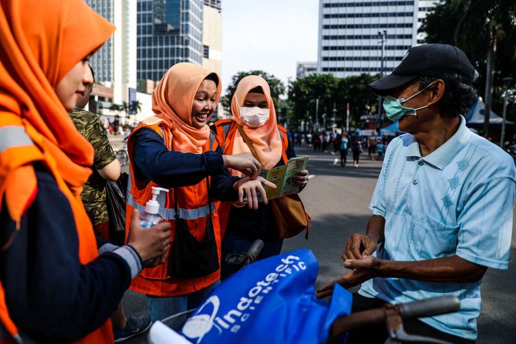 Petugas Dinas Kesehatan DKI Jakarta menjelaskan pemakaian masker dan edukasi cuci tangan yang benar dalam sosialisasi pencegahan virus Corona kepada masyarakat saat hari bebas kendaraan di Bundaran HI, Jakarta Pusat, Minggu (8/3/2020). Sosialisasi dilakukan di empat titik yakni Sarinah, Bundaran Hotel Indonesia (HI), depan patung Kuda Arjuna Wiwaha, dan depan fX Sudirman.