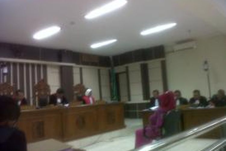 Mantan Bupati Karanganyar, Rina Iriani disidang perdana di Pengadilan Tipikor Semarang, Selasa (19/8/2014)