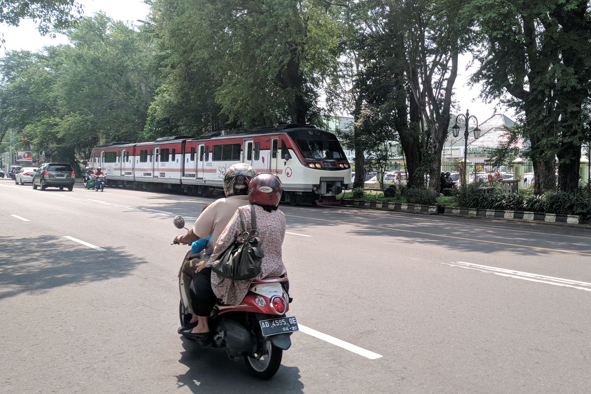 Kereta api Bathara Kresna jurusan Purwosari-Wonogiri melintas di perlintasan di Jalan Slamet Riyadi, Solo, Jawa Tengah.