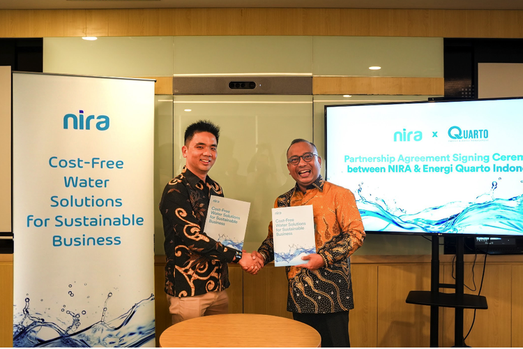 Business Head Nira, Anthony Steven (kiri) dan Direktur Energi Quarto Indonesia, Hamdani Bantasyam (kanan) menjalin kerja sama menghadir layanan pengelolaan air berkelanjutan (6/5/2024). 