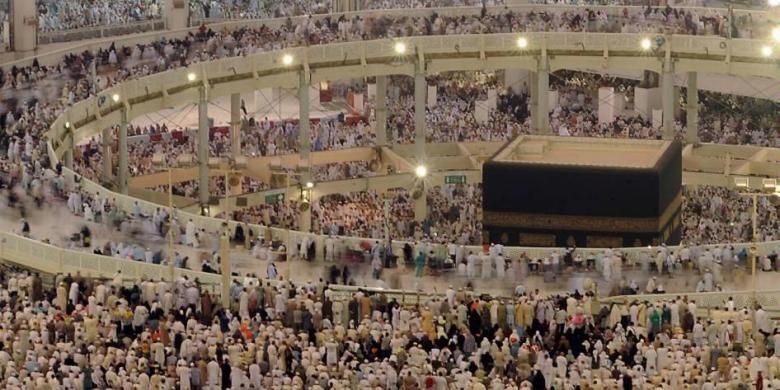 Manusia menyemut melakukan tawaf mengelilingi Kakbah, bangunan suci di Masjidil Haram, di Kota Mekkah, Arab Saudi, bagian dari kegiatan haji, 8 Oktober 2013. Lebih dari dua juta muslim tiba di kota suci ini untuk ibadah haji tahunan.