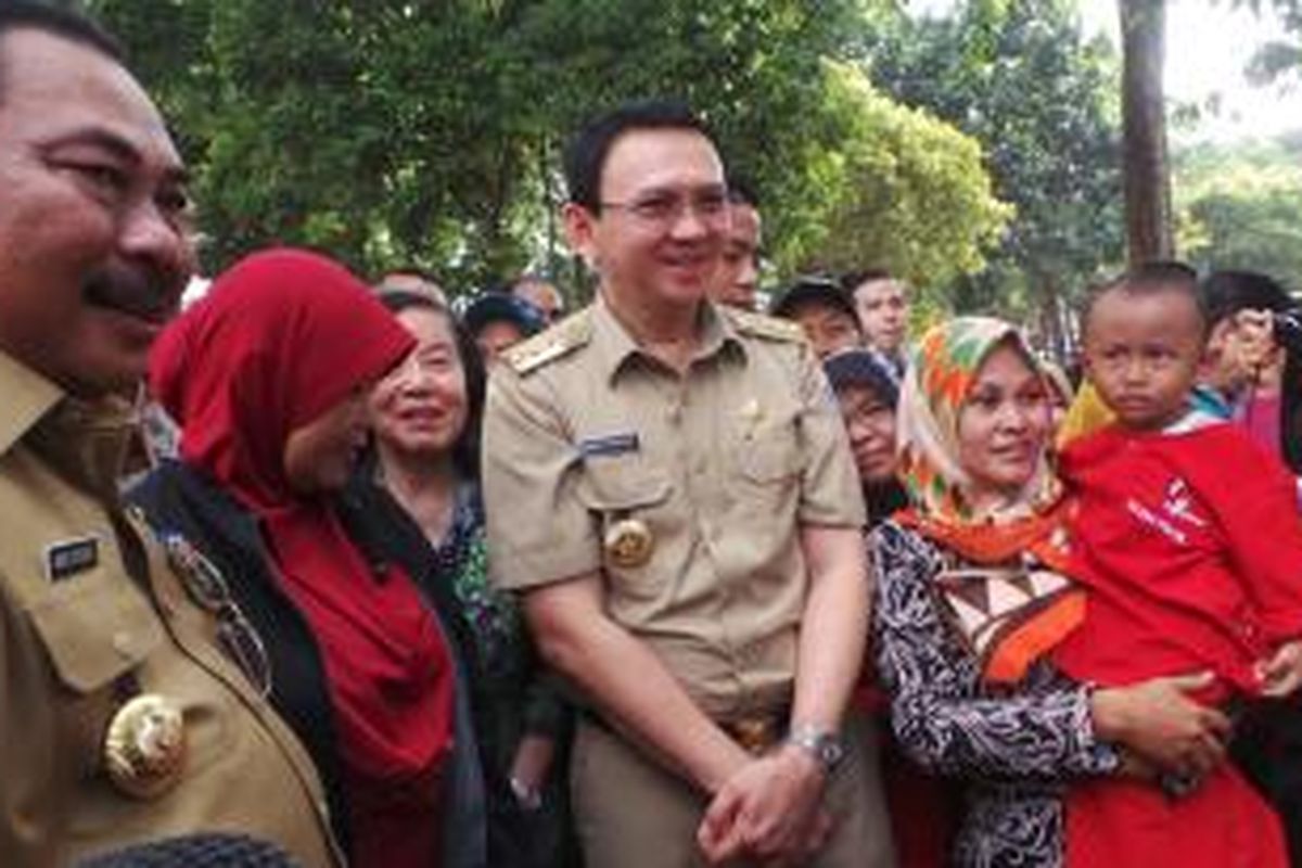 Gubernur DKI Jakarta Basuki Tjahaja Purnama saat berfoto bersama warga Meruya Utara seusai meresmikan Ruang Publik Terpadu Ramah Anak (RPTRA) Meruya Utara, Kembangan, Jakarta Barat, Selasa (29/12/2015).