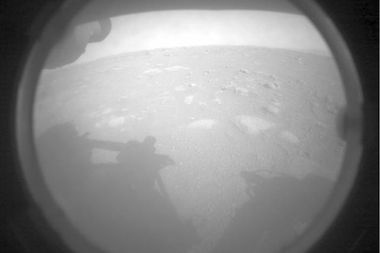 Foto yang diabadikan dari kamera Perseverance menunjukkan permukaan Planet Mars.