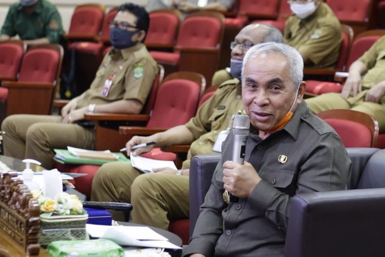 Gubernur Kalimantan Timur, Isran Noor saat mengikuti konferensi video Musrenbang Kaltim 2020 di Kantor Gubernur Kaltim, Samarinda, Selasa (28/4/2020). 