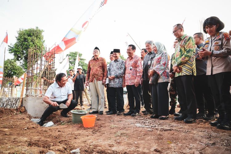 Penjabat (Pj) Gubernur Banten Al Muktabar melakukan groundbreaking pembangunan gedung Kantor Pusat PT Bank Pembangunan Daerah Banten (Bank Banten) di Jalan Veteran Nomor 4 Cipare, Kota Serang, Jumat, (14/6/2024).
