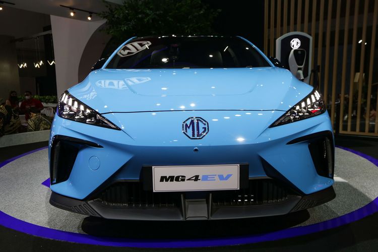 Mobil listrik MG4 EV dipamerkan di ajang Indonesia International Motor Show (IIMS) 2023 di JIExpo, Kemayoran, Jakarta Pusat, Kamis (16/2/2023). MG4 EV menjadi mobil listrik pertama mereka yang dijual di pasar Indonesia.