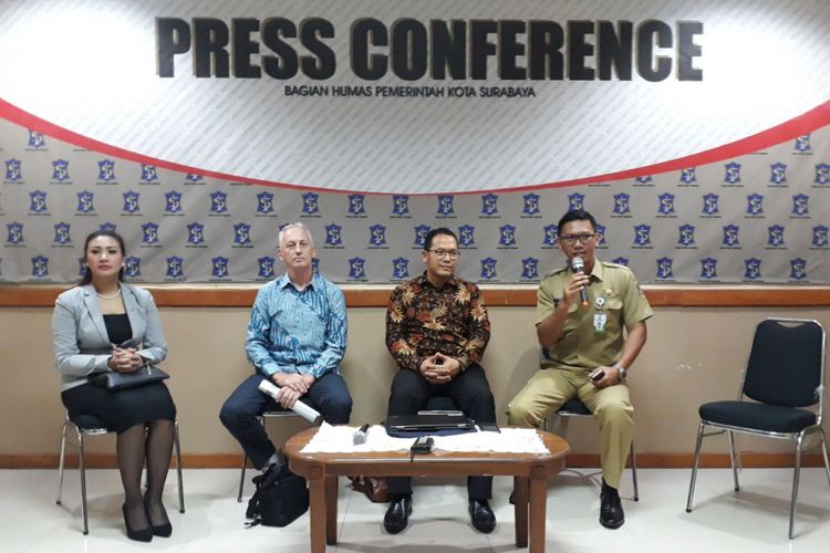 Tim UNICEF saat konfrensi pers di Pemkot Surabaya.