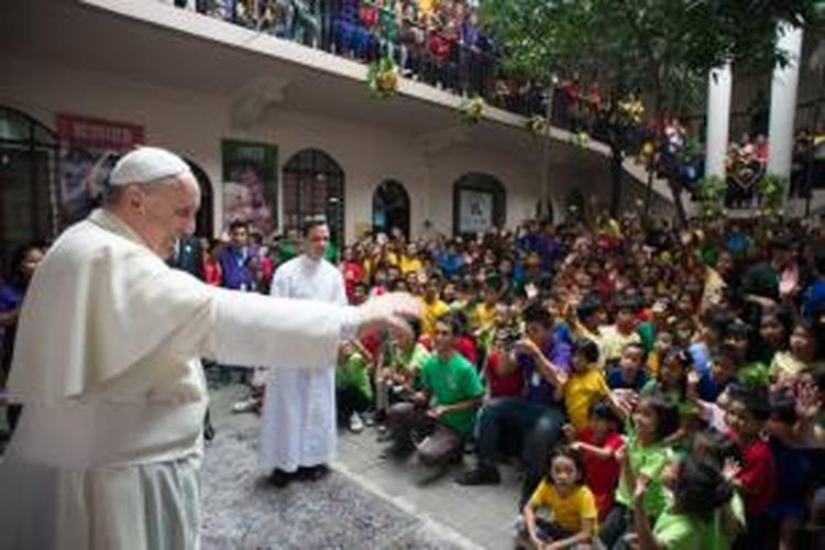 Paus Fransiskus, dalam hari kedua kunjungannya di Filipina, menyapa anak-anak di ibu kota Manila (16/1/2015).