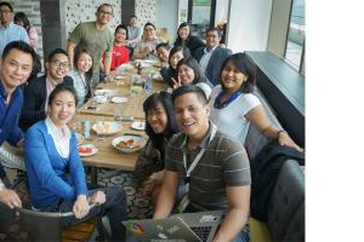 Country head Google Indonesia Rudy Ramawy (latar depan, berbaju biru, paling kiri) berfoto bersama para karyawan Google Indonesia di kantin