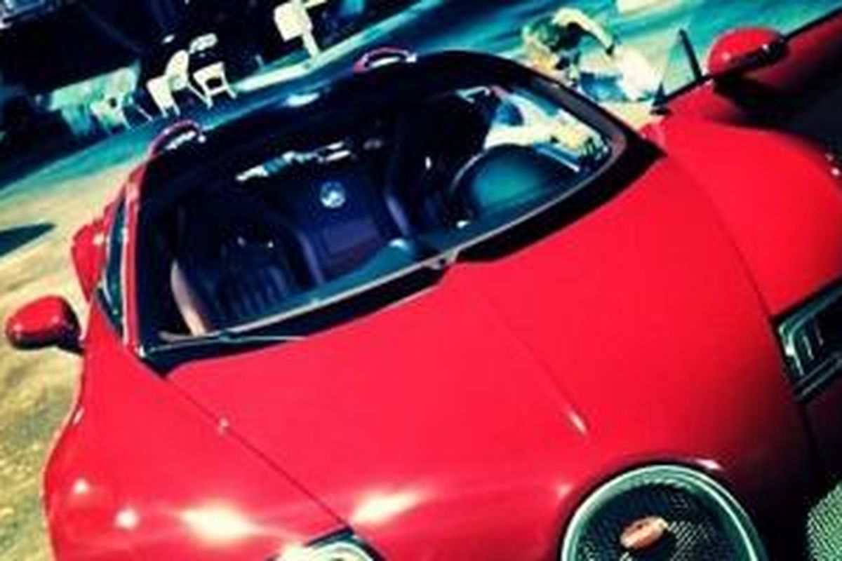 Justin Bieber saat menggunakan Bugatti Veyron Grand Sport