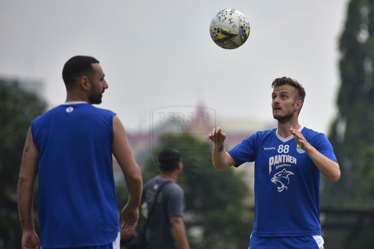 Rene Mihelic dan Arthur Gevorkyan dalam sesi latihan tim Persib Bandung