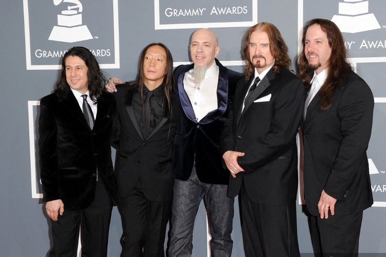 Band Dream Theater, (dari kiri) Mike Mangini, John Myung, Jordan Rudess, James LaBrie, dan John Petrucci menghadiri GRAMMY Awards 2012 di Staples Center, Los Angeles, California, pada 12 Februari 2012.
