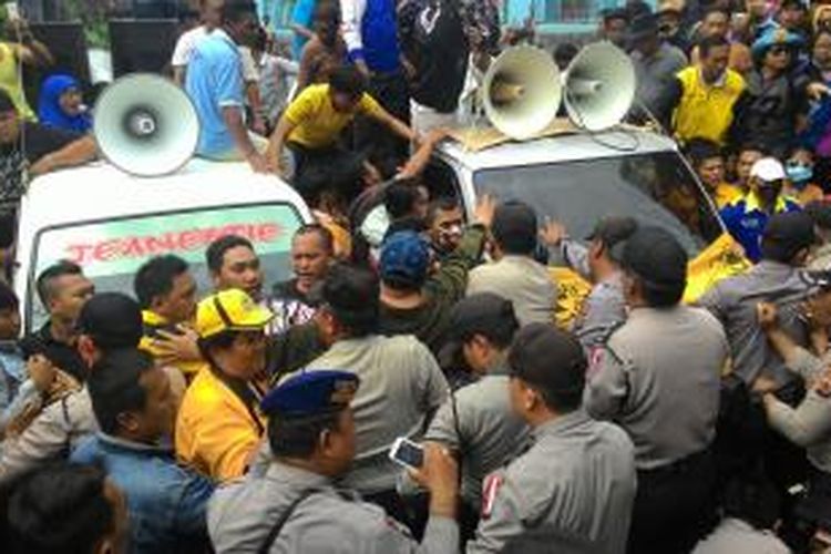 Massa pendukung pasangan calon wali kota-wakil wali kota Manado, Imba-Bobi berdemo di Kantor KPU Manado.