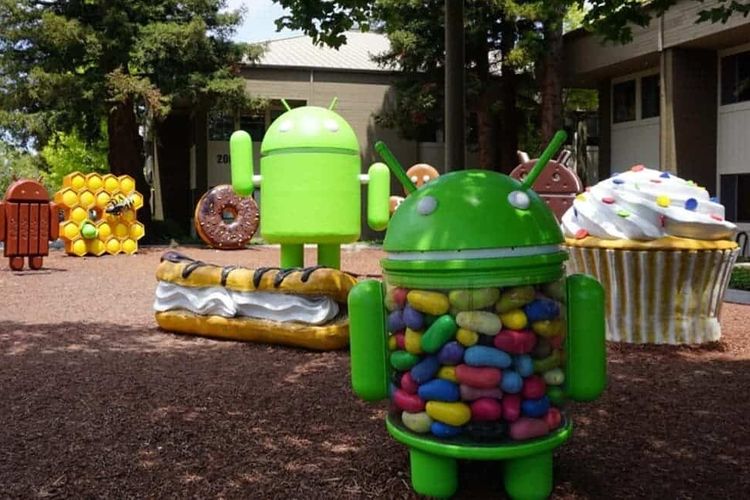 Ilustrasi patung-patung Android berbentuk makanan manis atau dessert di markas Google.