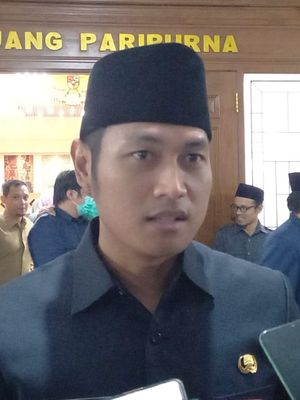 Bupati Tuban Aditya Halindra Faridzky yang hadir di DPRD Tuban pada Rabu (2/11/2022).