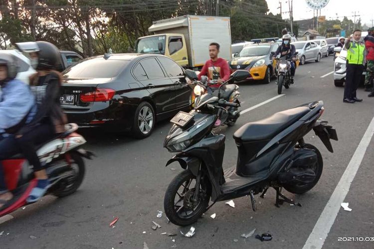 Kecelakaan beruntun melibatkan enam kendaraan terjadi di Jalan Raya Puncak Bogor atau tepatnya di depan Wisma TNI AL Mulya Sari, Kampung Pesanggrahan, Desa Cisarua, Kecamatan Cisarua, Kabupaten Bogor, Jawa Barat, pada Minggu (03/10/2021).