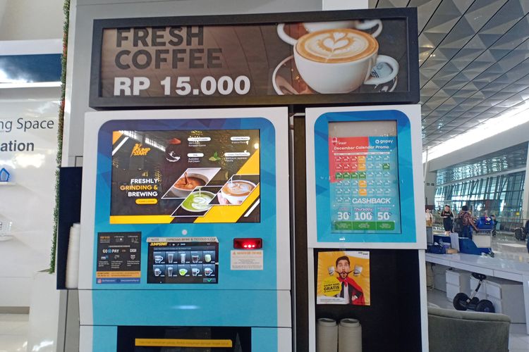 Fasilitas mesin kopi yang bisa digunakan oleh pengunjung dengan membayar Rp 15.000 saja per gelas