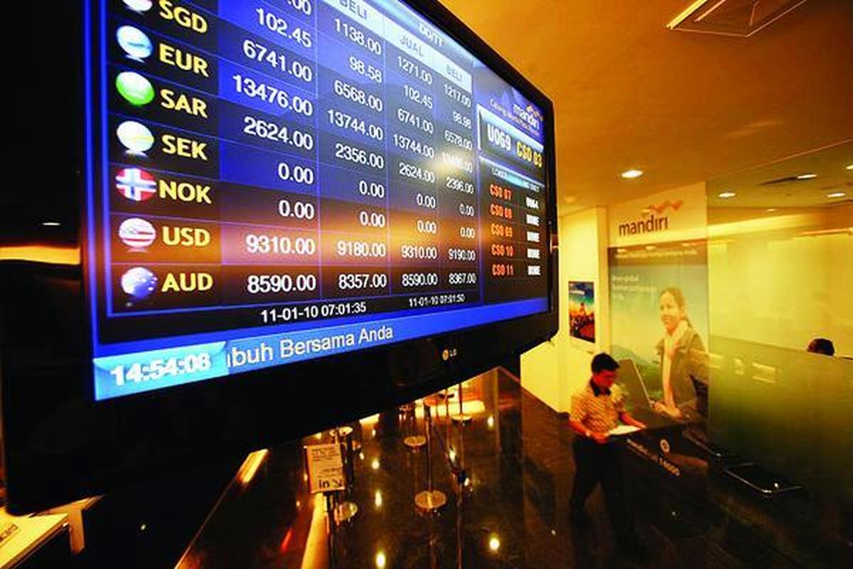 Kesibukan di Kantor Cabang Bank Mandiri yang cukup ramai oleh nasabah yang sebagian menukarkan mata uang rupiah dengan dollar Amerika Serikat di Jakarta.