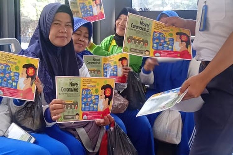 Selebaran pamflet berisi informasi Pola Hidup Bersih dan Sehat (PHBS) sebagai langkah pencegahan terinfeksi virus Corona di BRT Kota Tangerang, Jumat (6/3/2020)