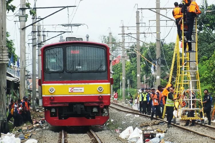 Petugas sedang memperbaiki jaringan listrik paska anjloknya KA commuter line Jakarta-Bogor, Senin (11/3/2019)