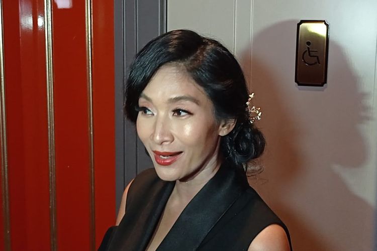 13 Tahun Menikah, Happy Salma: Enggak Pernah Ada Masalah Aneh Juga Ya