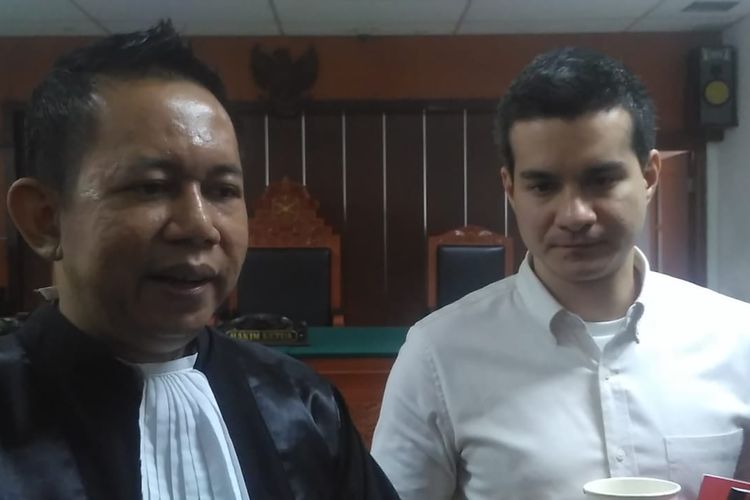 Artis peran Steve Emmanuel bersama kuasa hukumnya dalam sidang lanjutan kasus dugaan penyalahgunaan narkoba di Pengadilan Negeri Jakarta Barat, Slipi, Senin (24/6/2019).