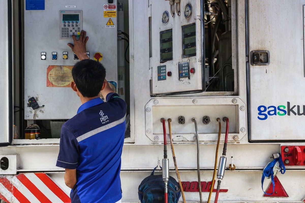 Petugas mengisi bahan bakar gas ke bajaj di stasiun pengisian bahan bakar gas (SPBG) bergerak milik PT Perusahaan Gas Negara di area Monumen Nasional, Jakarta Pusat, Selasa (10/10/2017). PT Perusahaan Gas Negara Tbk (PGN) berencana membangun 60 unit stasiun pengisian bahan bakar gas (SPBG) hingga 2019.