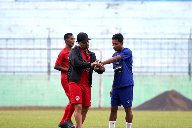 Pelatih asal Chile, Javier Roca saat memimpin latihan perdana bersama tim barunya Arema FC sedang berdiskusi dengen Evan Dimas di Stadion Gajayana Kota Malang, Rabu (7/9/2022) sore.