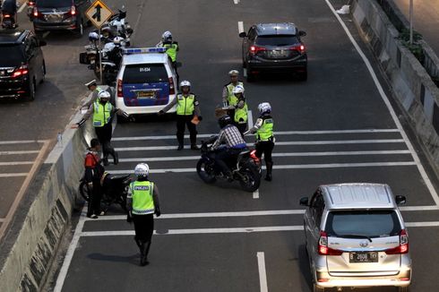 Berkendara Motor di JLNT Casablanca Diancam Denda Rp 500 Ribu