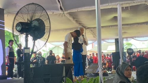 Saat Ganjar Berkelakar di Wonogiri, Tanya ke Seorang Nenek Mengapa Pakai Baju Biru