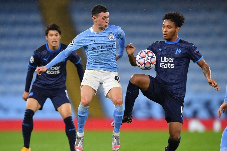 Gelandang Manchester City Phil Foden (kiri) dijaga bek Marseille Boubacar Kamara dalam laga Grup C Liga Champions UEFA antara Man City vs Marseille di Stadion Etihad pada 9 Desember 2020.