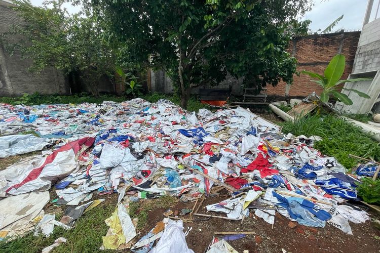 Limbah alat peraga kampanye (APK) yang berada di markas GudRnD & Stuffo di Jalan Durian, Jagakarsa, Jakarta Selatan, Senin (26/2/2024).