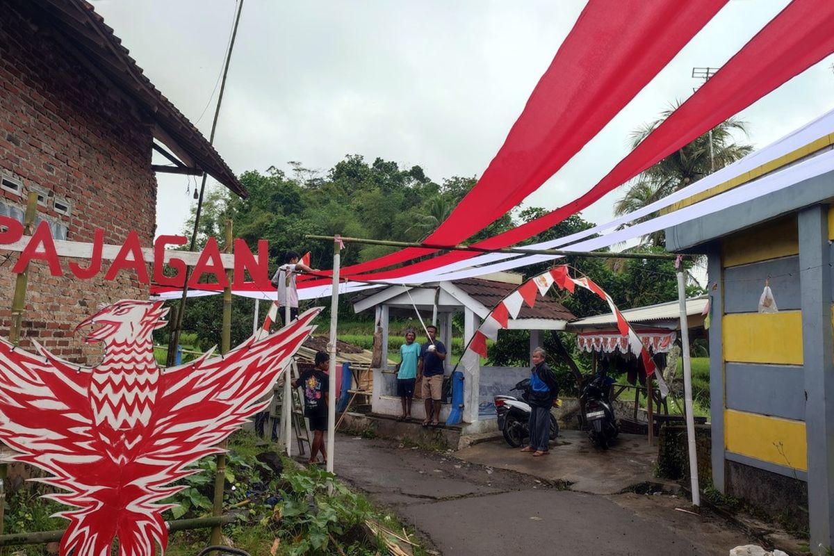 Kampung-kampung lorong merah putih terus bemunculan sebagai bukti kekompakan warga di kampung untuk memeriahkan HUT RI Kemerdekaan 17 Agustus tahun ini, tanpa dipengaruhi oleh isu lain dengan wujud pengurus kampung RT, RW dan Karang Taruna yang tak mementingkan perutnya sendiri pada Selasa (5/8/2025).