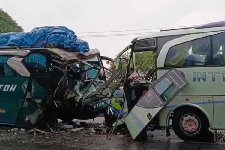 Kecelakaan bus Intra dan bus PMTOH di jalan lintas sumatera di Kabupaten Rokan Hilir, Riau, Jumat (23/6/2023).