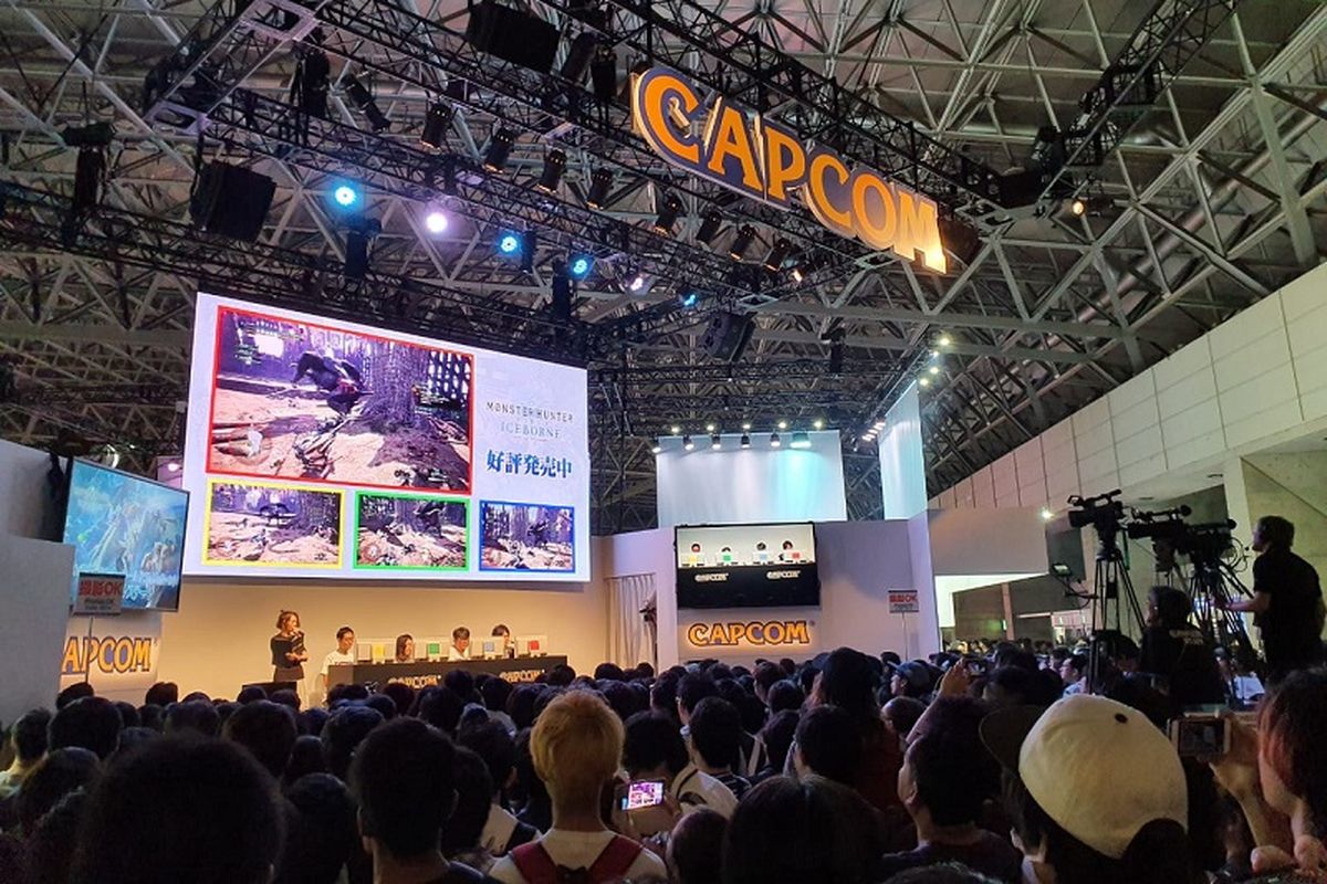 Antusiasme pengunjung menantikan game play Game Monster Hunter World  besutan Capcom di booth Tokyo Game Show.