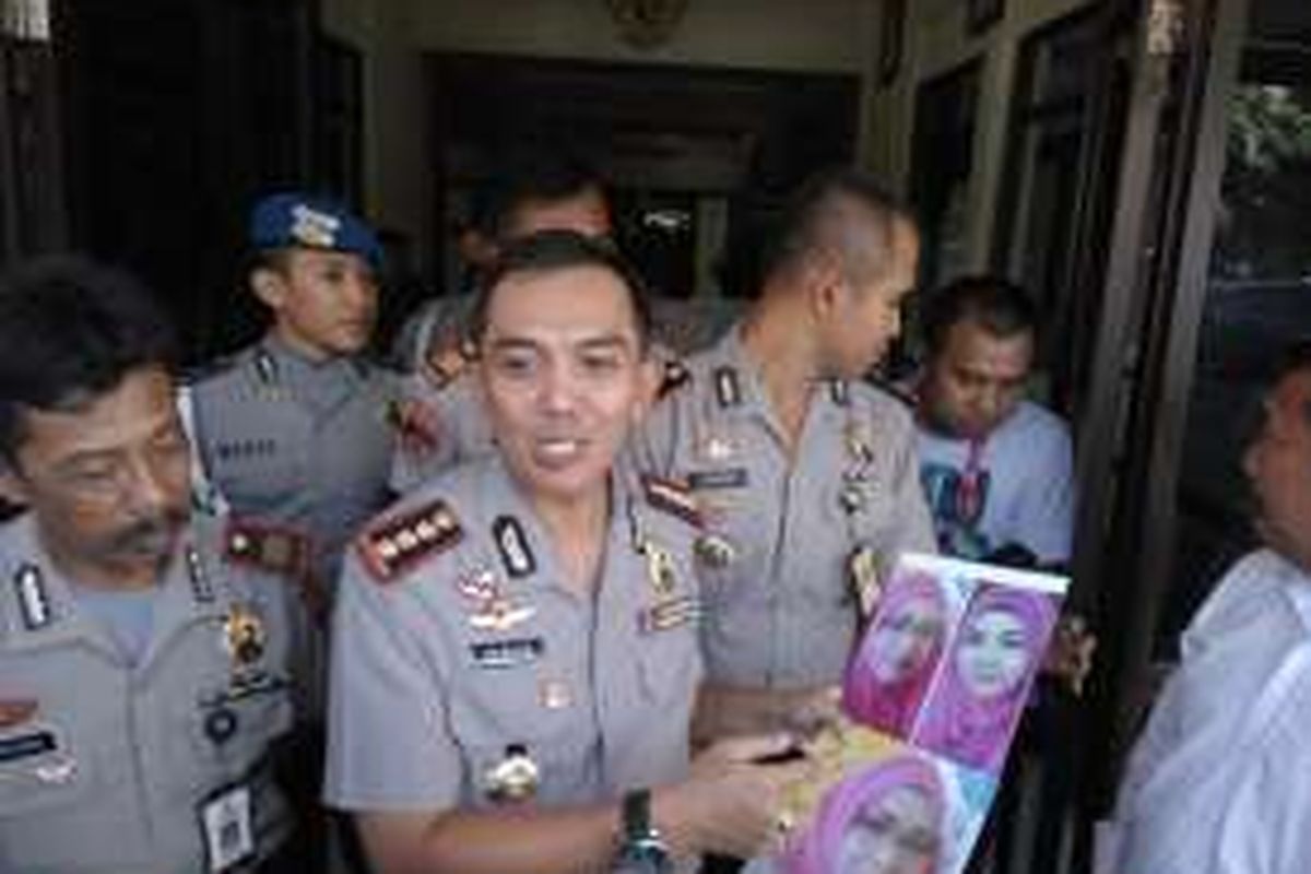 Kapolresta Tangerang, Kombes Irman Sugema saat menunjukan foto korban mutilasi NA (34) di Mapolresta Tangerang, Senin (17/4/2016).