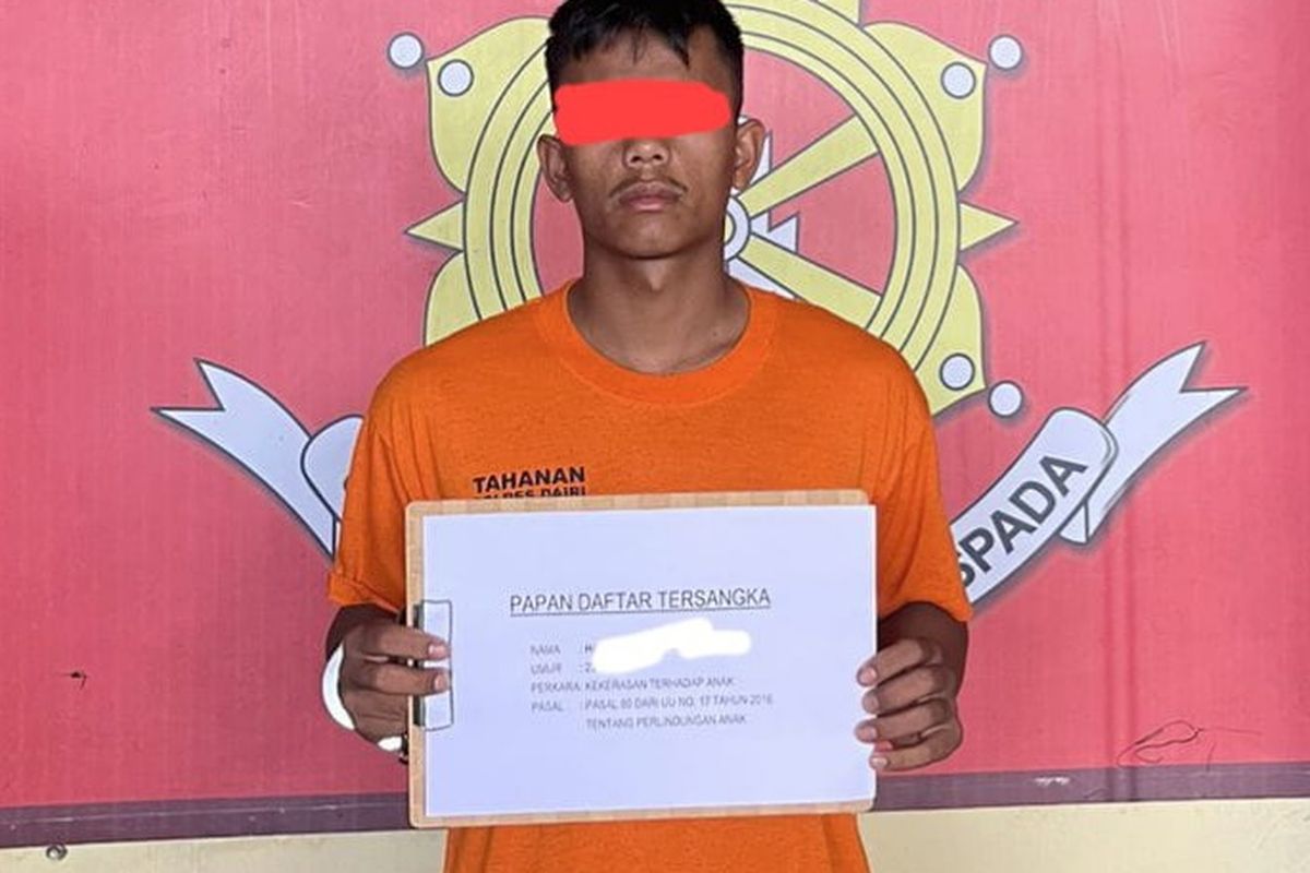 HDL (23) ditahan di Polres Dairi pada Senin (13/1/2025). Dia menjadi tersangka penganiayaan  2 pria saat bertanding futsal.  
