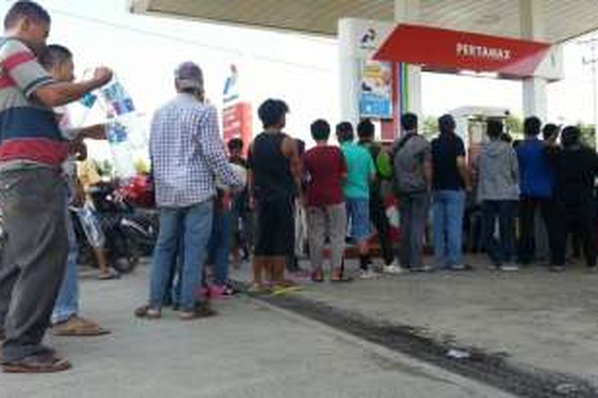 Pemudik dan warga sekitar mengantre bensin di SPBU Bangsri, Brebes, Jawa Tengah, Senin (4/7/2016).