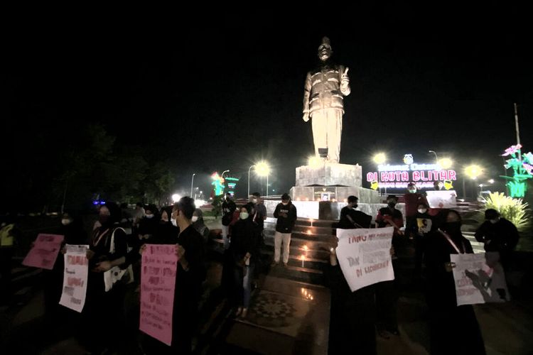 Mahasiswa UNU Blitar menggelar aksi keprihatinan atas kasus bunuh diri mahasiswi UB Malang, NWR, di bawah Patung Bung Karno, Senin (6/12/2021) petang.