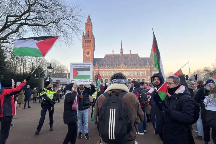 Aparat kepolisian Belanda kewalahan memisahkan para pendukung Palestina dan Israel yang berkerumun di depan Istana Perdamaian di Den Haag pada Kamis (11/1/2024).