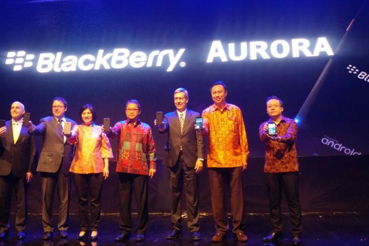 Petinggi BlackBerry Indonesia dan Menkominfo Rudiantara dalam peluncuran BlackBerry Aurora di Jakarta, Kamis (9/3/2017).