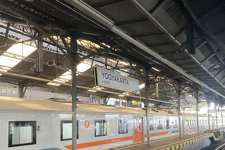 Ilustrasi kereta api berhenti di Stasiun Tugu Yogyakarta. Tiket kereta periode Natal dan Tahun Baru 2022/2023 sudah bisa mulai dipesan pada 7 November 2022. Aturan bagasi kereta api, biaya bagasi kereta api.