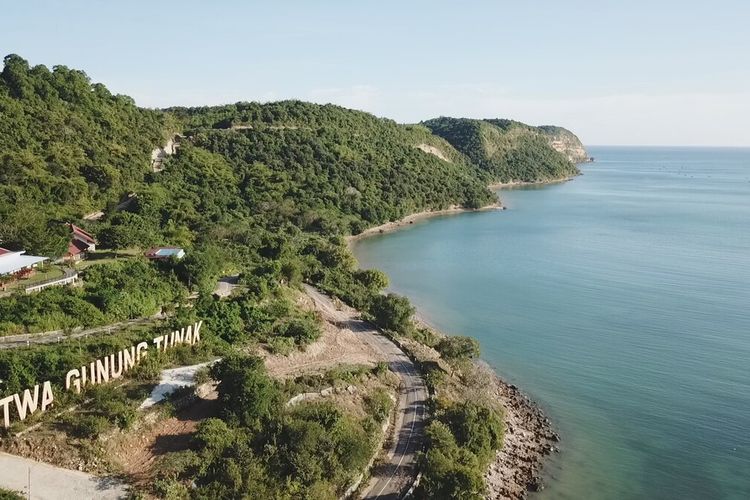 TWA Gunung Tunak memiliki luas 1,217 hektar yang diapit oleh barusan bukit bukit dan hutan, serta hamparan laut yang tenang.